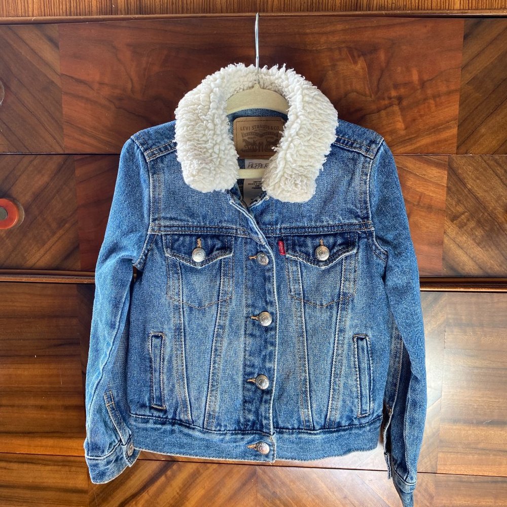 Too cool for school Levi's jean jacket with sherpa collar